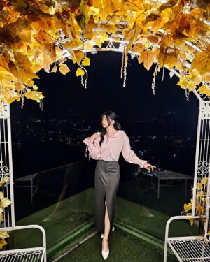 Desy Genoveva Instagram - Feel so blessed, Merry Christmas 🎄🩷🤍
#Christmas #thankgod #27th #birthday