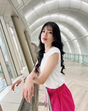 Desy Genoveva Instagram - Wonjhun, ngeneh koh. Wis tak tungguni nang brug palah ora teka-teka. Jere rep madhang mekdi bareng karo ngombene seprit 😆😆

*Komen buat yang tau artinyaa 🤣🤣