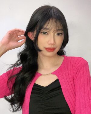 Desy Genoveva Instagram - Coba pilih 4 di antara foto2 ini 🩷🖤