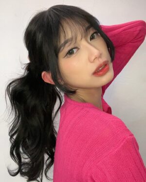 Desy Genoveva Instagram - Coba pilih 4 di antara foto2 ini 🩷🖤