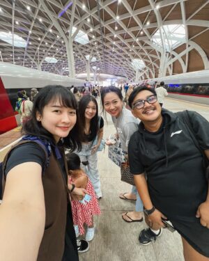 Devi Kinal Putri Instagram - Trip yang dadakan.
hahahahahahaha!
sampe detik ini sudah makan 6x, terus skrg lagi pesen sate dan martabak 🩷
yay!