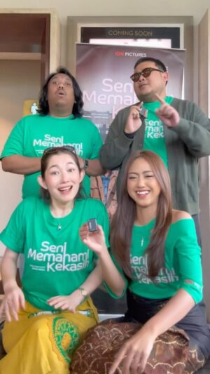 Devina Aureel Instagram - WEJANGAN BAGUS buat adek-adek online mimin dari cast #SeniMemahamiKekasih @devinaureel @_siscasaras_ @benidictivity @yusrilfahriza . JANGAN YA DEK YA!

Yang boleh itu ya dek ya... nonton film #SeniMemahamiKekasih di bioskop-bioskop kesayangan kamu mulai 5 September 2024~

#FilmSMK #IDNPictures #IDN #FilmIndonesia