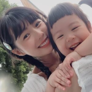 Dewi Chien Instagram - 🇯🇵Day3 上野動物園

去東京這麼多次⋯居然是第一次來到這邊！雖然沒有看到🥕朝思暮想的北極熊（太熱沒出來），但有買到示意的娃娃？還有讓她談到戀愛？看起來～應該是在動物園留下了很美好的回憶👶🏻💞

這是唯一沒下雨的行程⋯好險有 @liketravel_official 全程陪伴接送！絕對是此趟最值得！👍🏻👍🏻👍🏻（帶小孩必備）

🐒 #大衛旅行中 #後面有動物園全紀錄和談戀愛的影片