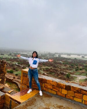 Dhamnashree Kadgaonkar Instagram - First time experiences Life Long Memories…

Travel partner @cleartrip 
Can’t thank enough @skkfernjaisalmer for giving us these memories….

#dhanashrikadgaonkar #jaisalmerdiaries #khuhudideserttrails 

Thank u Shaktiji , Prithviji 
special thanks to @bhanu_banna.07 bhanu_banna.07