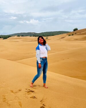 Dhamnashree Kadgaonkar Instagram - First time experiences Life Long Memories…

Travel partner @cleartrip 
Can’t thank enough @skkfernjaisalmer for giving us these memories….

#dhanashrikadgaonkar #jaisalmerdiaries #khuhudideserttrails 

Thank u Shaktiji , Prithviji 
special thanks to @bhanu_banna.07 bhanu_banna.07