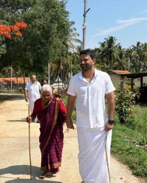 Dhananjay Instagram - “ಜೊತಿಗಿರರನ್ನ ಚೆನ್ನಾಗ್ ನೋಡ್ಕ್ಯಬೇಕು ಗೊತ್ತಾತ, ಅವರು ನಿನ್ನ ಚೆನ್ನಾಗ್ ನೋಡ್ಕೆಂತರೆ, ಗೊತ್ತಾತೇನೋ “ 
ನಿನ್ನ ಮಾತು ನಿನ್ನ ಬದುಕು ನನ್ನೆದೆಯೊಳಗೆ ನಿರಂತರ ಉರಿಯುವ ದೀಪ.
ಹೋಗಿ ಬಾ ಮಲ್ಲವ್ವ🙏❤️