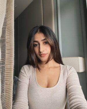 Dhanashree Verma Instagram - From shoot curls to basic straight swirls 🐒 
Hair game 💪🏻
.
.

#dhanashreeverma #hair #curls #straighthair