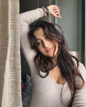 Dhanashree Verma Instagram - From shoot curls to basic straight swirls 🐒 
Hair game 💪🏻
.
.

#dhanashreeverma #hair #curls #straighthair