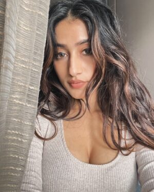 Dhanashree Verma Instagram - From shoot curls to basic straight swirls 🐒 
Hair game 💪🏻
.
.

#dhanashreeverma #hair #curls #straighthair