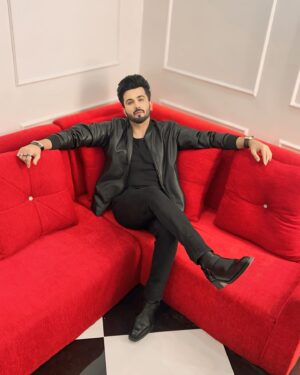 Dheeraj Dhoopar Instagram - The song has nothing to do with the photos, neither does the caption 👽