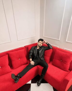 Dheeraj Dhoopar Instagram - The song has nothing to do with the photos, neither does the caption 👽