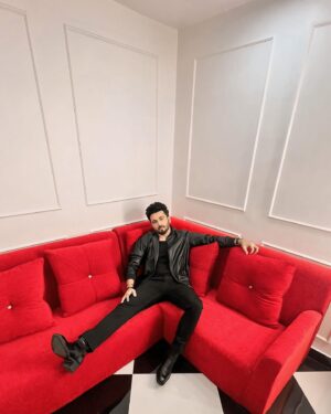 Dheeraj Dhoopar Instagram - The song has nothing to do with the photos, neither does the caption 👽