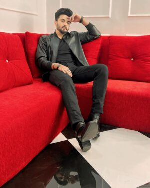 Dheeraj Dhoopar Instagram - The song has nothing to do with the photos, neither does the caption 👽