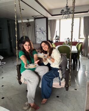 Dhrriti Saharan Reddy Instagram - Hello Doston Kulfi Khaalo… 😋
FUNNNN time spent with Meri Pyaari New Mom 🤌🏻@iampratibhasingh ♥️ Aunty 🌸 & Trayaksh 👼🏻