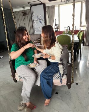 Dhrriti Saharan Reddy Instagram - Hello Doston Kulfi Khaalo… 😋
FUNNNN time spent with Meri Pyaari New Mom 🤌🏻@iampratibhasingh ♥️ Aunty 🌸 & Trayaksh 👼🏻