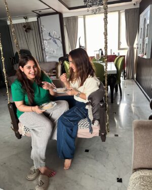 Dhrriti Saharan Reddy Instagram - Hello Doston Kulfi Khaalo… 😋
FUNNNN time spent with Meri Pyaari New Mom 🤌🏻@iampratibhasingh ♥️ Aunty 🌸 & Trayaksh 👼🏻