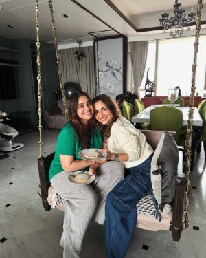 Dhrriti Saharan Reddy Instagram - Hello Doston Kulfi Khaalo… 😋
FUNNNN time spent with Meri Pyaari New Mom 🤌🏻@iampratibhasingh ♥️ Aunty 🌸 & Trayaksh 👼🏻