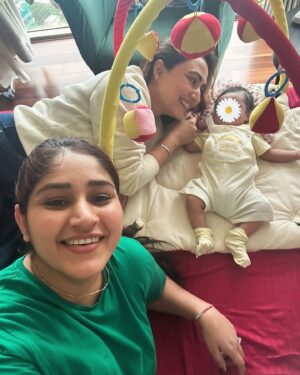 Dhrriti Saharan Reddy Instagram - Hello Doston Kulfi Khaalo… 😋
FUNNNN time spent with Meri Pyaari New Mom 🤌🏻@iampratibhasingh ♥️ Aunty 🌸 & Trayaksh 👼🏻