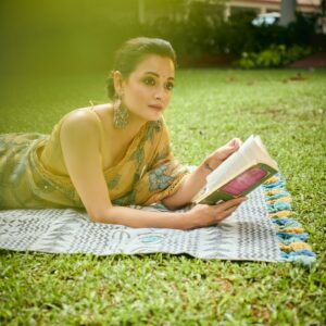 Dia Mirza Instagram - Promotions for #IC814OnNetflix in a saree with birds outside cages 🕊️

Saree @aamrabylavanya 
Styled by @theiatekchandaney 
HMU @shraddhamishra8 
Managed by @exceedentertainment @shruti8711 
Photos by @dhruv_dixit_serenity 

#SustainableFashion #HandmadeInIndia #VocalForLocal #Saree #SareeLove