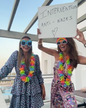 Diane Leyre Instagram - 🚨INTERVENTION ANTI NAZES🚨
Notre nouveau totem lorsqu’on a besoin de réaliser qu’il est interdit de pleurer pour un homme pas à la hauteur - je sens qu’il va beaucoup voyager 😂😂😂😂

Les amies c’est pour la vie ❤️