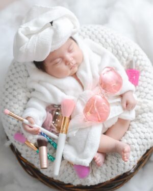 Diane Medina Instagram - Happy 1 month our princess @isabella_ilustre !😍🤗😘✨🎉 We love you so much!💘 #MariaIsabellaElizabeth #AnsweredPrayer

Thank you for the beautiful photos @thebabyvillagestudio !💯👌🏻

Thanks for the cake @myminioven !🍰