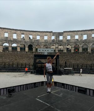 Didde-Mie Lykke Instagram - PULA was Hot Boots 🥵🪭
Grateful to spend every single day with people i love, doing what i love. 

@charmladonna @sharon.june @sammileejayne @dualipa @amckdance and to the whole team - thank you thank you thank you ! 

Nimes - we are ready for ya tonight