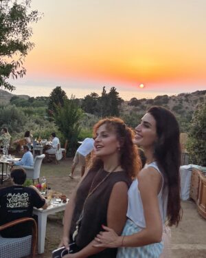 Didem Balçın Instagram - Gün batımı çok güzelsin… Güne veda ederken yeni gelen tüm güzelliklere selam verdik 😍♥️