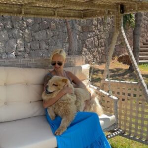 Didem Soydan Instagram - Rabbimin ,sizlere “her iki alemde eşlik etmeleri için gönderdim “ dediği sessiz kullarına kıymayın . 
Türkiye’nin milyonlarca takipçili oyuncularına ve müzisyenlerine özellikle sesleniyorum platformlarınızı halkı bilinçlendirmek için lütfen kullanın bu görevden ,zorunluluktan ziyade alemler ötesi bir yardımdır. 
KÖPÜK bize gerçekten ölmek üzereyken geldi 🤲🏻 
Sonrası biz masal bir rüya … 
Peygamber Efendimizin dahi en kıymetliler arasına koyduğu bu alemler ötesi varlıkları korumak boynumuzun borcudur 
Bunun için hükümete yalvarmayacağım pek tabii bu fani dünya insanlarının kararlarına biat etmek inancıma karşı çıkmaktır. Haydi selametle dostlar 
#yasayıgeriçek #sokakhayvanlarısahipsizdeğil