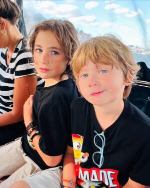 Didem Uzel Instagram - Aslan büyüyor… Eskisi gibi yarı türkçe yarı ingilizce bebekçe konuşmuyor. Türkçeyi net akıcı, İngilizceyi de net ve akıcı konuşuyor. Bundan sonra kendisinin bize mutfakta sürprizleri olabilir şimdiden söyliyeyim 🥰 son iki haftadır 3 yıllık dostu şahinle buluşuyor ve yatıya gidip geliyorlar 🥰 Şahin bu hafta ülkesine dönüyor ve Aslan çok üzgün… Bugün giderken ne ağladı ne ağladı. Tabi ben sinyalleri aldım. 2-3 seneye kızlara dökülecek gözyaşlarına fragmandı hepsi 🥰 Velhasıl hoşçakal Şahin @simtenn #bff