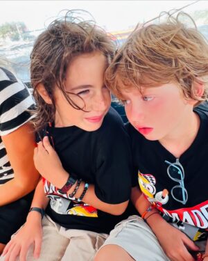 Didem Uzel Instagram - Aslan büyüyor… Eskisi gibi yarı türkçe yarı ingilizce bebekçe konuşmuyor. Türkçeyi net akıcı, İngilizceyi de net ve akıcı konuşuyor. Bundan sonra kendisinin bize mutfakta sürprizleri olabilir şimdiden söyliyeyim 🥰 son iki haftadır 3 yıllık dostu şahinle buluşuyor ve yatıya gidip geliyorlar 🥰 Şahin bu hafta ülkesine dönüyor ve Aslan çok üzgün… Bugün giderken ne ağladı ne ağladı. Tabi ben sinyalleri aldım. 2-3 seneye kızlara dökülecek gözyaşlarına fragmandı hepsi 🥰 Velhasıl hoşçakal Şahin @simtenn #bff