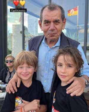 Didem Uzel Instagram - Aslan büyüyor… Eskisi gibi yarı türkçe yarı ingilizce bebekçe konuşmuyor. Türkçeyi net akıcı, İngilizceyi de net ve akıcı konuşuyor. Bundan sonra kendisinin bize mutfakta sürprizleri olabilir şimdiden söyliyeyim 🥰 son iki haftadır 3 yıllık dostu şahinle buluşuyor ve yatıya gidip geliyorlar 🥰 Şahin bu hafta ülkesine dönüyor ve Aslan çok üzgün… Bugün giderken ne ağladı ne ağladı. Tabi ben sinyalleri aldım. 2-3 seneye kızlara dökülecek gözyaşlarına fragmandı hepsi 🥰 Velhasıl hoşçakal Şahin @simtenn #bff