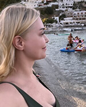 Didem Uzel Instagram - Bir ada gününü daha geri de bıraktık…. Şükretmek için ne çok sebebimiz var 🙏🏻💙 Burası Panteli Beach’de en sevdiğimiz reataurant cafe bar. Adı Ammos #reklam oldu haliyle ama yemekleri, servisi ve kendimizi evinizde gibi hissetmemiz bizden 10 üzeri 10 aldı. Leros Adası günlüğünde kayda geçsin 💙 @ammosbeachbar #lerosisland #greece #reklam