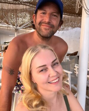 Didem Uzel Instagram - Bir ada gününü daha geri de bıraktık…. Şükretmek için ne çok sebebimiz var 🙏🏻💙 Burası Panteli Beach’de en sevdiğimiz reataurant cafe bar. Adı Ammos #reklam oldu haliyle ama yemekleri, servisi ve kendimizi evinizde gibi hissetmemiz bizden 10 üzeri 10 aldı. Leros Adası günlüğünde kayda geçsin 💙 @ammosbeachbar #lerosisland #greece #reklam