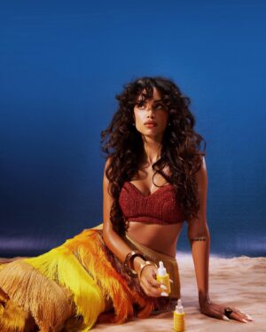 Diipa Khosla Instagram - My favourite animal is me in the summer! 😉🦁
These images are my fav @indewild campaign shoot so far!! 

Dream team: 

Photographer : @sashajairam
Creative Director : @diipakhosla @lu.12.21 
Assisted by @divyasboard 
Stylist : @dollaypop 
Hair: @rakshandairanimakeupandhair 
Mua: @suprabha_jadhav