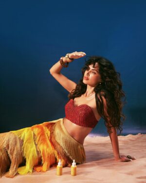 Diipa Khosla Instagram - My favourite animal is me in the summer! 😉🦁
These images are my fav @indewild campaign shoot so far!! 

Dream team: 

Photographer : @sashajairam
Creative Director : @diipakhosla @lu.12.21 
Assisted by @divyasboard 
Stylist : @dollaypop 
Hair: @rakshandairanimakeupandhair 
Mua: @suprabha_jadhav