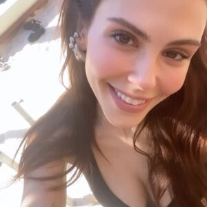 Dilara Aksüyek Instagram - Ben bu gezegene inemedim ve gökyüzü de masmavi 💙