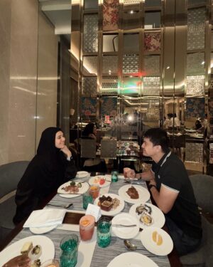 Dimas Seto Instagram - semalam diajak dinner sama pasangan paling bucin🤍💫