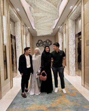 Dimas Seto Instagram - semalam diajak dinner sama pasangan paling bucin🤍💫