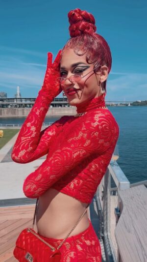 Dimitri Nana-Côté Instagram - alien model taking over 👽❤️‍🔥
•
earlier today at @femontreal's red carpet 🔥
•
wearing @lakuachimoto 🥰 
•
#drag #canadasdragrace #dragrace #fashion #montreal