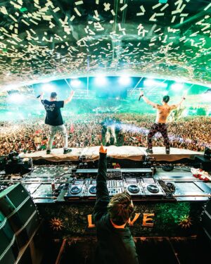 Dimitri Vegas Instagram - TOMORROWLAND 20 YEARS OF MADNESS 🔥

We had the honor of closing Weekend 1 of Tomorrowland’s 20th anniversary, and it was beyond anything we could have wished for. Thank you to everyone involved in making this happen! ❤️