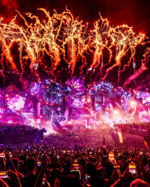 Dimitri Vegas Instagram - TOMORROWLAND 20 YEARS OF MADNESS 🔥

We had the honor of closing Weekend 1 of Tomorrowland’s 20th anniversary, and it was beyond anything we could have wished for. Thank you to everyone involved in making this happen! ❤️