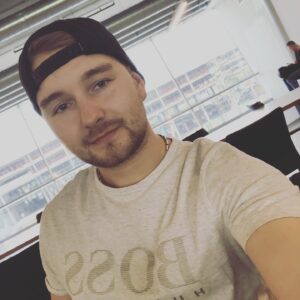 Dimitri van den Bergh Instagram - Feeling chilled at the airport ! Have a great weekend everyone 😉