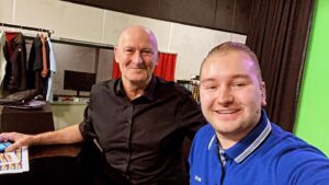 Dimitri van den Bergh Instagram - Vandaag zal ik samen met @rudylanssens de commentaar verzorgen voor de Grand Slam of Darts op vtm2 @vtm.be ! 🎯🖥️😜💪🏼