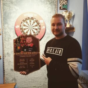 Dimitri van den Bergh Instagram - De playercards zijn aangekomen! 💪
Wil jij er 1 aankopen die persoonlijk gesigneerd is?
Ga dan naar de Instagram pagina van @ultimatedarts, volg deze en daar vind je ook de website terug. 
💪🎉 
#dimitrivandenbergh #playercards #dreammaker 
#signed #signedcards