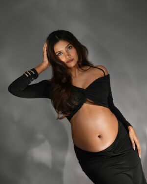 Dimpi Sanghvi Instagram - Mommy LEVEL unlocked 🖤👼🏼
We can’t wait to welcome our baby sooon… 🧿