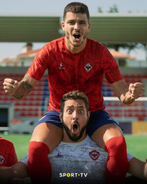 Diogo Batáguas Instagram - Queres ver que fui um castor? E defendi penáltis em Alcochete? E despachei bifanas especiais para os adeptos?

É possível. Peguei na @luanadobem e fomos a todo o lado.

36 clubes. Duas divisões. Só mesmo para garantir que fica tudo a postos para o arranque das ligas profissionais.

🗓️ Estreia Hoje
⌚ 20:30, SPORT.TV 
🔜 YouTube, Amanhã às 15h