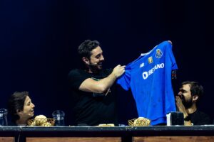 Diogo Batáguas Instagram - Agora é oficial. O Relatório DB cessa funções após dois espectáculos no Porto.

Para evitar grandes piroseiras, digo apenas que foram noites muito felizes e que vou guardar para sempre.

Ambas muito especiais. Se na primeira celebrei mais um aniversário em palco, a segunda serviu para dizer adeus a esta macacada para sempre.

Ao vivo, o Relatório foi aquilo que eu sempre tentei que fosse ao longo dos últimos 4 anos.

Tolo, absurdo, ridículo, pateta e, fundamentalmente, divertido. 

No final, a equipa ainda me surpreendeu com uma camisola assinada pelo plantel do Porto como se eu fosse um menino com uma doença rara. 

Obrigado a todos.

@macedo 🖼