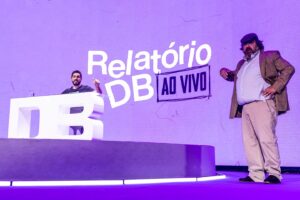 Diogo Batáguas Instagram - Agora é oficial. O Relatório DB cessa funções após dois espectáculos no Porto.

Para evitar grandes piroseiras, digo apenas que foram noites muito felizes e que vou guardar para sempre.

Ambas muito especiais. Se na primeira celebrei mais um aniversário em palco, a segunda serviu para dizer adeus a esta macacada para sempre.

Ao vivo, o Relatório foi aquilo que eu sempre tentei que fosse ao longo dos últimos 4 anos.

Tolo, absurdo, ridículo, pateta e, fundamentalmente, divertido. 

No final, a equipa ainda me surpreendeu com uma camisola assinada pelo plantel do Porto como se eu fosse um menino com uma doença rara. 

Obrigado a todos.

@macedo 🖼