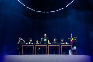 Diogo Batáguas Instagram - Agora é oficial. O Relatório DB cessa funções após dois espectáculos no Porto.

Para evitar grandes piroseiras, digo apenas que foram noites muito felizes e que vou guardar para sempre.

Ambas muito especiais. Se na primeira celebrei mais um aniversário em palco, a segunda serviu para dizer adeus a esta macacada para sempre.

Ao vivo, o Relatório foi aquilo que eu sempre tentei que fosse ao longo dos últimos 4 anos.

Tolo, absurdo, ridículo, pateta e, fundamentalmente, divertido. 

No final, a equipa ainda me surpreendeu com uma camisola assinada pelo plantel do Porto como se eu fosse um menino com uma doença rara. 

Obrigado a todos.

@macedo 🖼