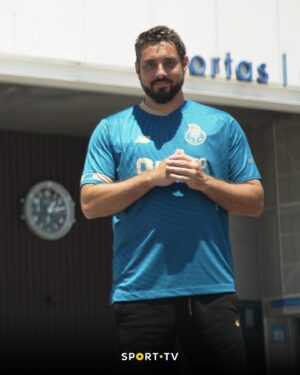 Diogo Batáguas Instagram - Queres ver que fui um castor? E defendi penáltis em Alcochete? E despachei bifanas especiais para os adeptos?

É possível. Peguei na @luanadobem e fomos a todo o lado.

36 clubes. Duas divisões. Só mesmo para garantir que fica tudo a postos para o arranque das ligas profissionais.

🗓️ Estreia Hoje
⌚ 20:30, SPORT.TV 
🔜 YouTube, Amanhã às 15h